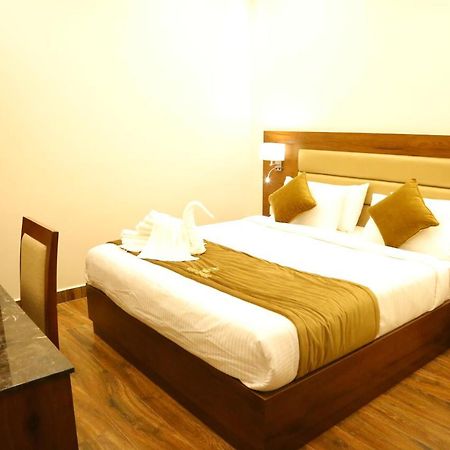 Vsr Grand Hotel Madanapalle Bagian luar foto