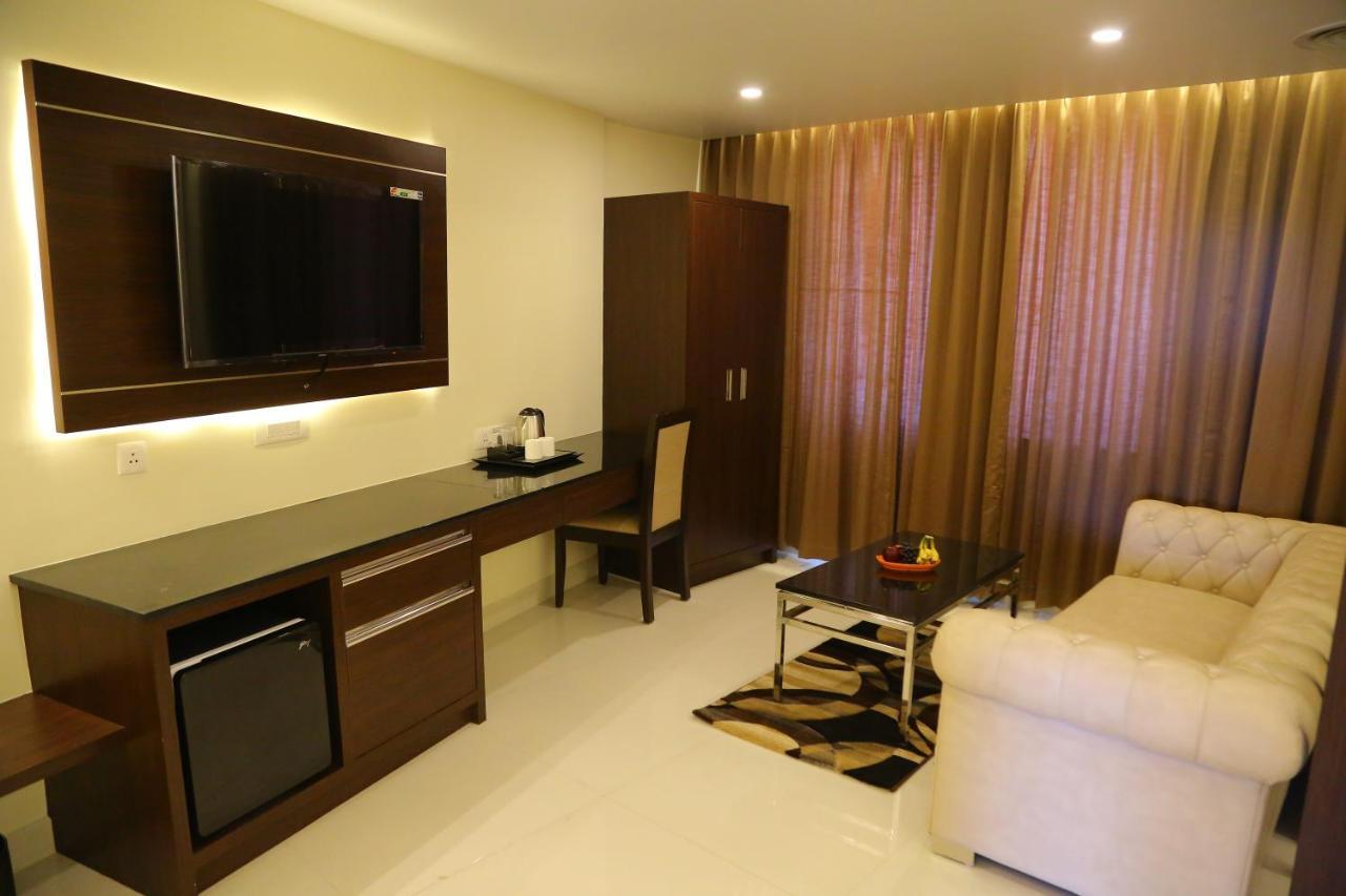 Vsr Grand Hotel Madanapalle Bagian luar foto