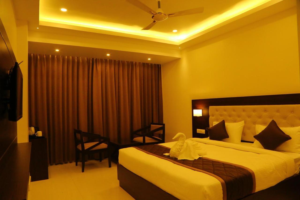 Vsr Grand Hotel Madanapalle Bagian luar foto