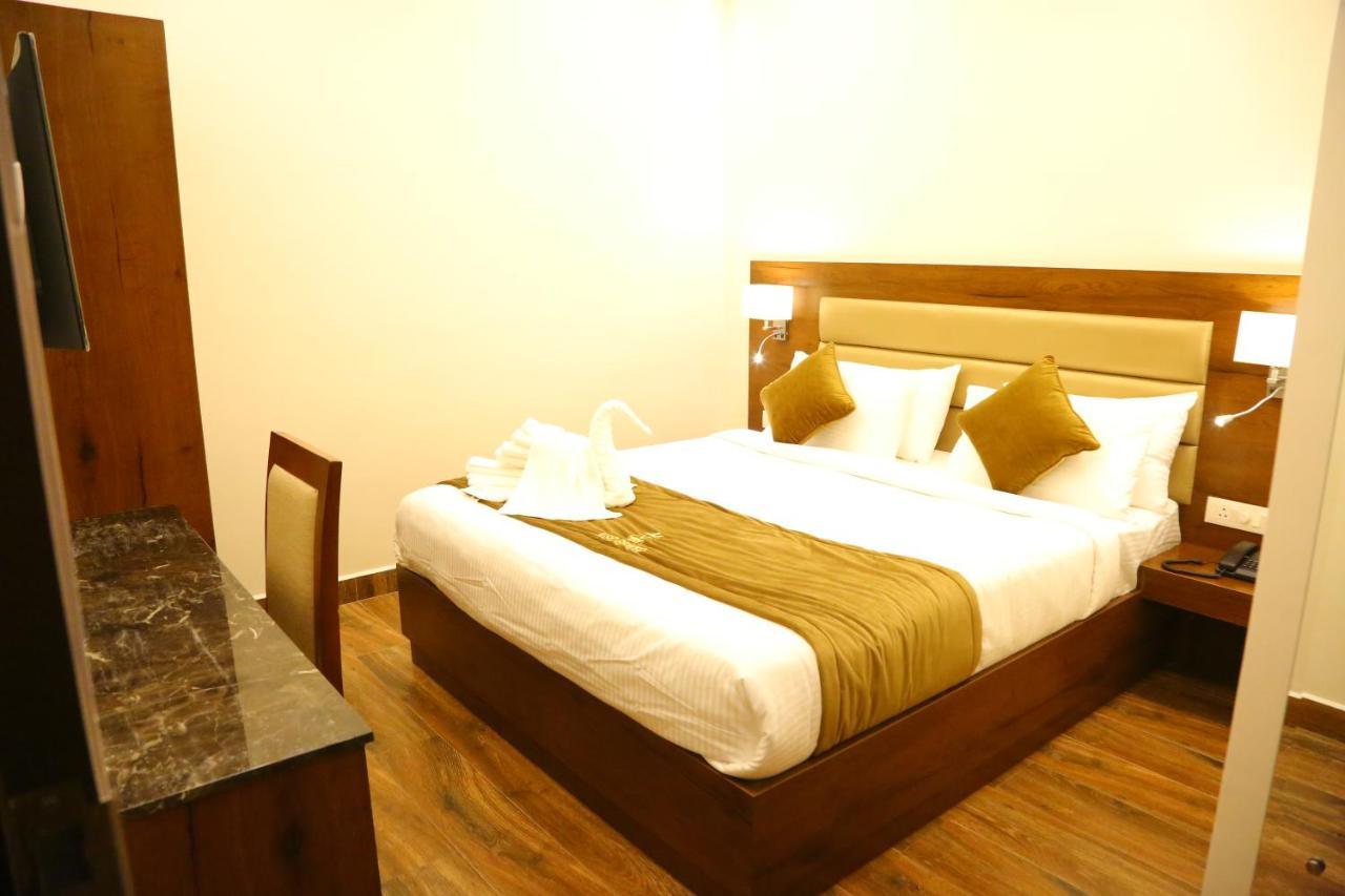 Vsr Grand Hotel Madanapalle Bagian luar foto
