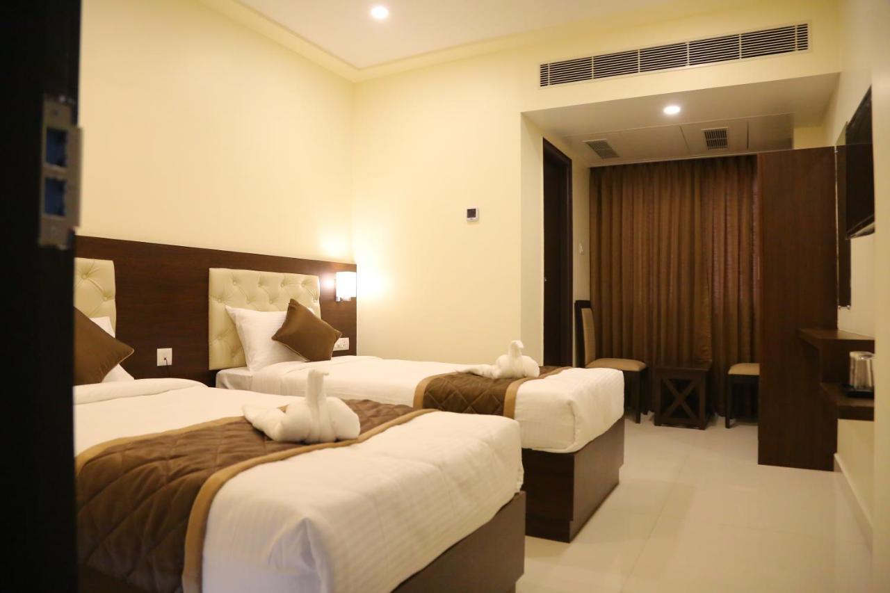 Vsr Grand Hotel Madanapalle Bagian luar foto