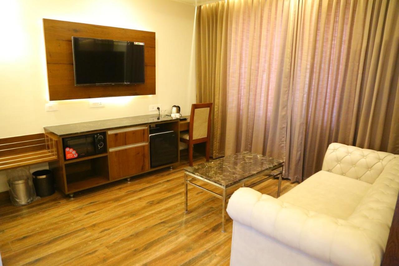 Vsr Grand Hotel Madanapalle Bagian luar foto