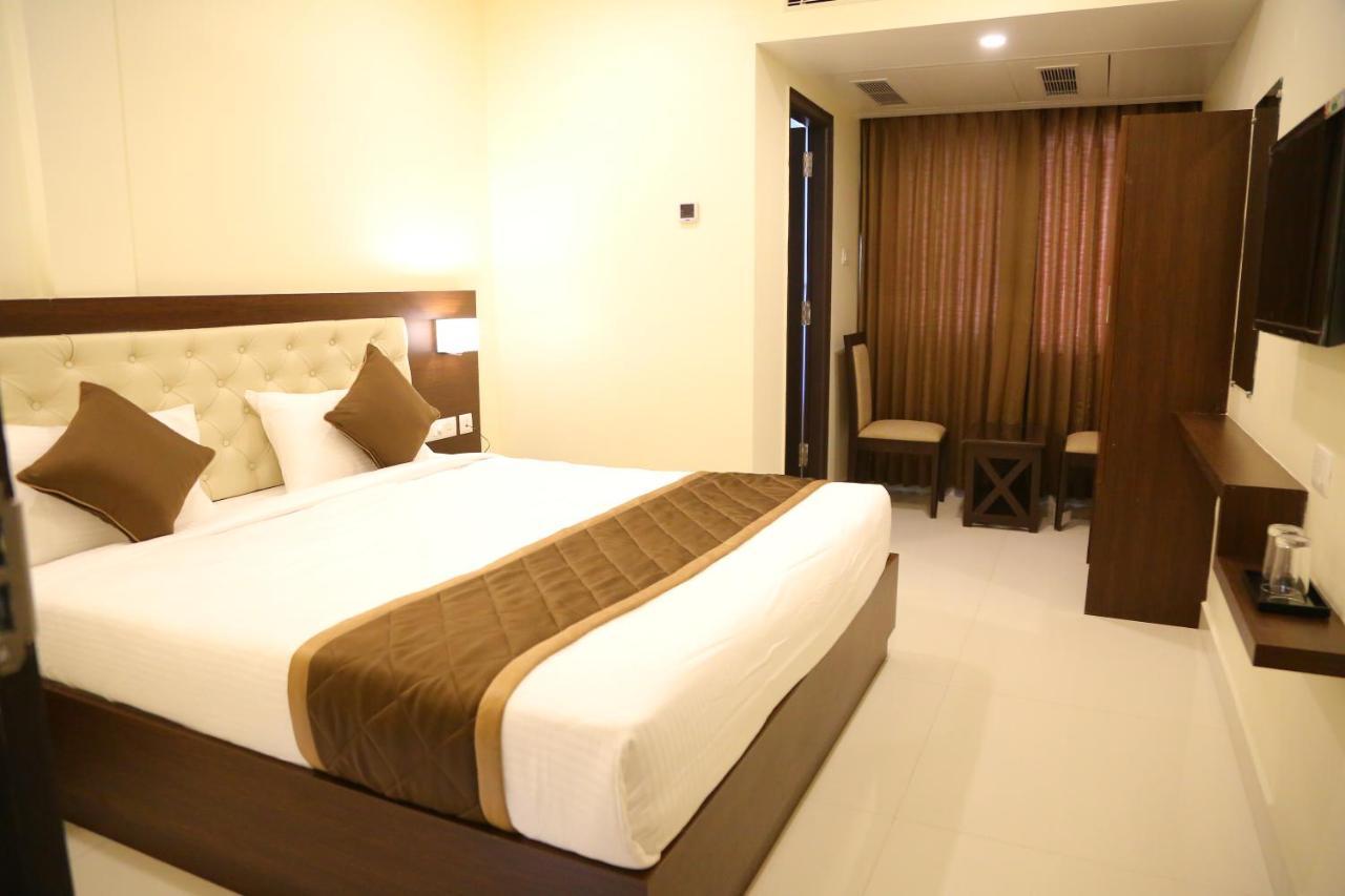 Vsr Grand Hotel Madanapalle Bagian luar foto