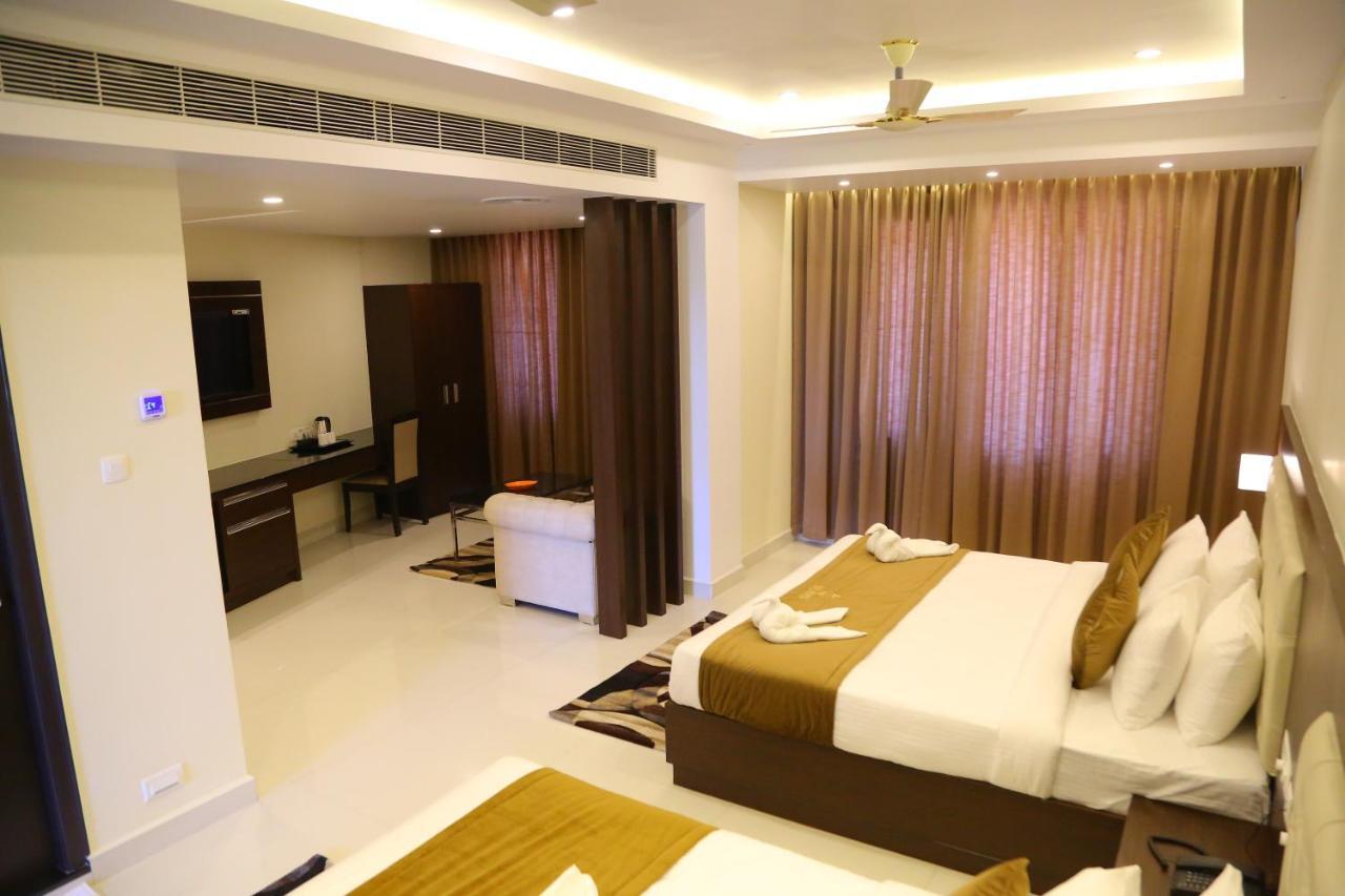 Vsr Grand Hotel Madanapalle Bagian luar foto