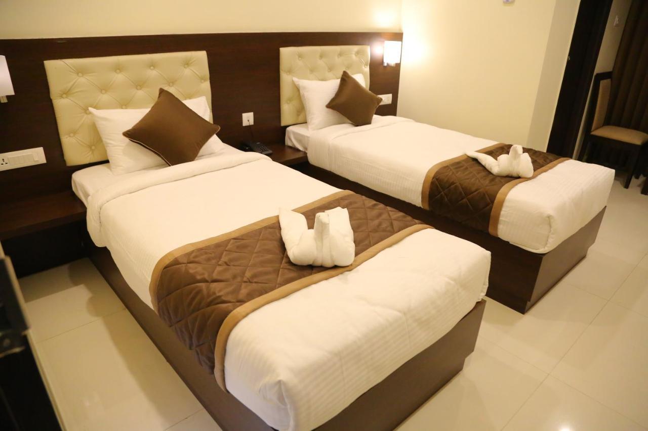 Vsr Grand Hotel Madanapalle Bagian luar foto