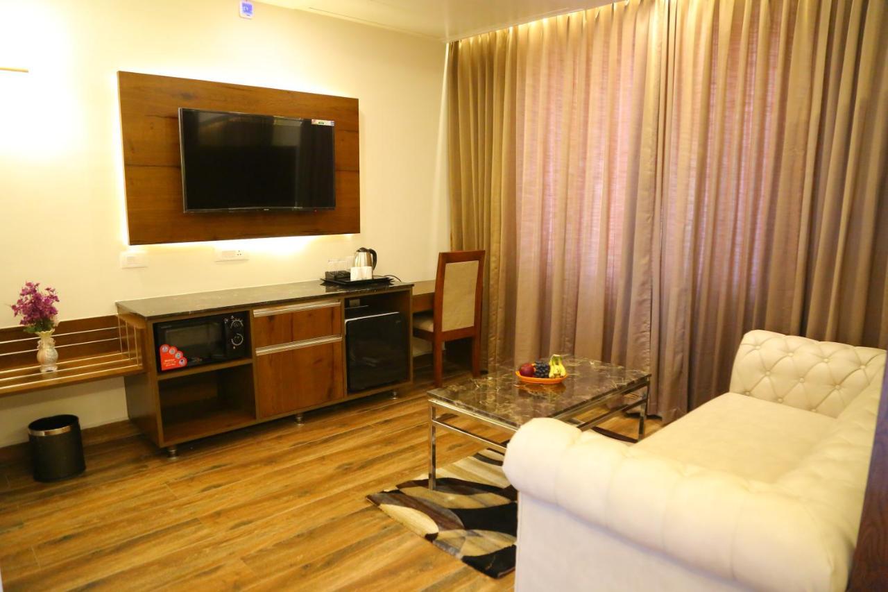 Vsr Grand Hotel Madanapalle Bagian luar foto